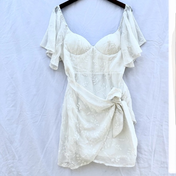 SELFIE LESLIE | NWT XL APHRODITE MOLDED BUST ANGEL SLEEVE WRAP DRESS EMBROIDERED - Picture 6 of 11